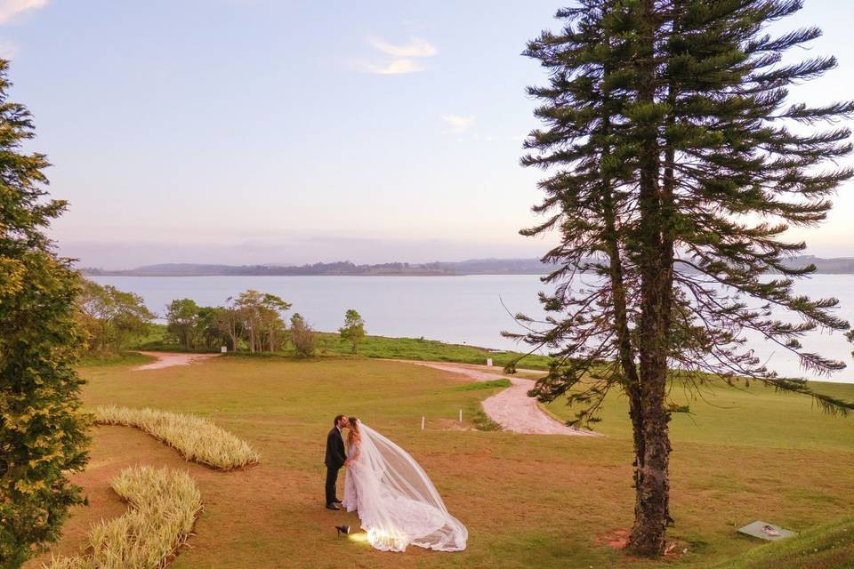 Casal deslumbrante no altar natural à beira do lago Chez Bisutti